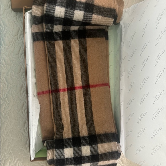 BURBERRY CASHMERE SCARF BRAND NEW NEVER WORN - Picture 5 of 7